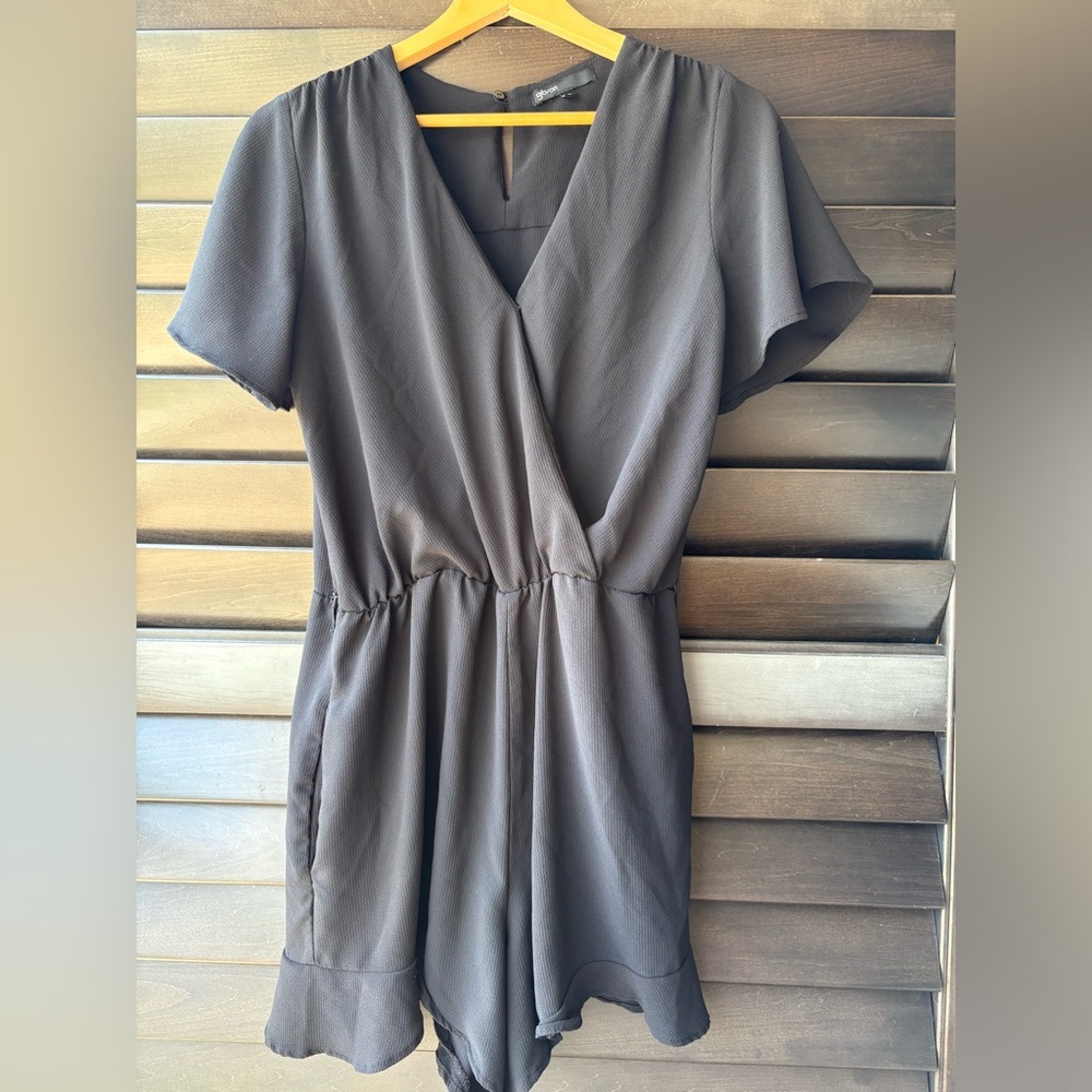 Gibson Black Romper Size Medium Flowy short sleeve pockets